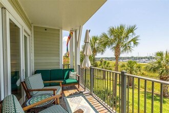 10 Marina Dr in St. Simons Island, GA - Foto de edificio - Building Photo