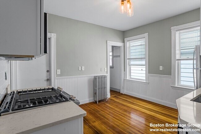 37 Harbor View St, Unit 3 in Boston, MA - Foto de edificio - Building Photo