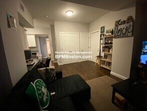 10 Merrymount Ave, Unit 106 in Quincy, MA - Foto de edificio - Building Photo
