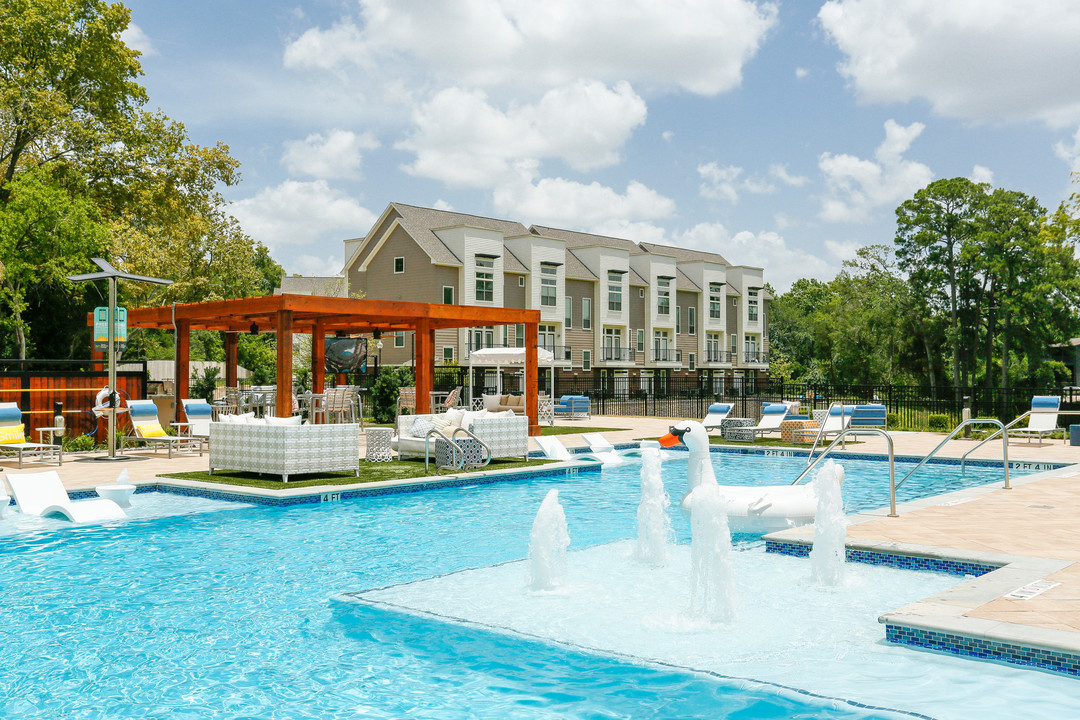 Vargos on the Lake in Houston, TX - Building Photo