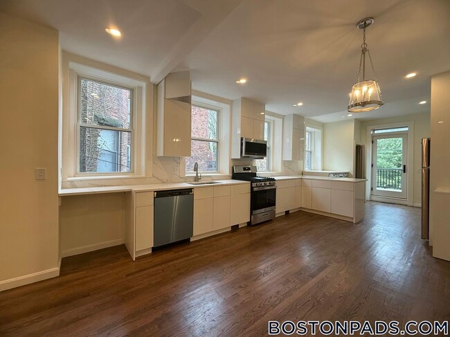 1726 Beacon St in Brookline, MA - Building Photo - Building Photo