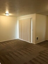 2609 S Cloverleaf Loop in Springfield, OR - Building Photo - Building Photo