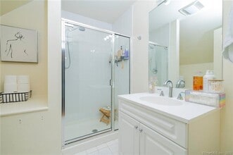 160 Glenbrook Rd in Stamford, CT - Building Photo - Building Photo