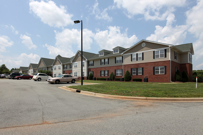 Auburn Spring Apartments in Burlington, NC - Building Photo - Building Photo