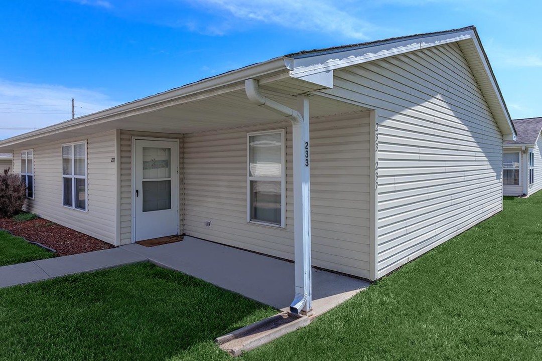 California Pines in Hastings, NE - Building Photo