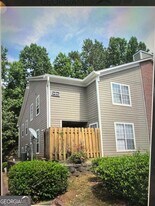 1043 Rock Creek Ln in Norcross, GA - Building Photo