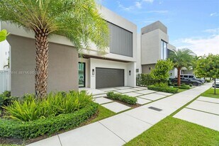 10536 NW 67th Terrace in Doral, FL - Building Photo