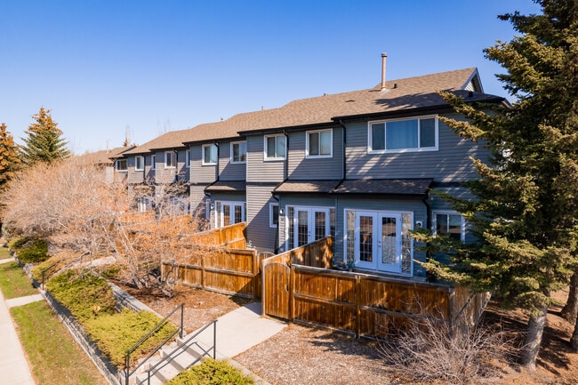 Silver Spring Terrace in Calgary, AB - Building Photo - Building Photo