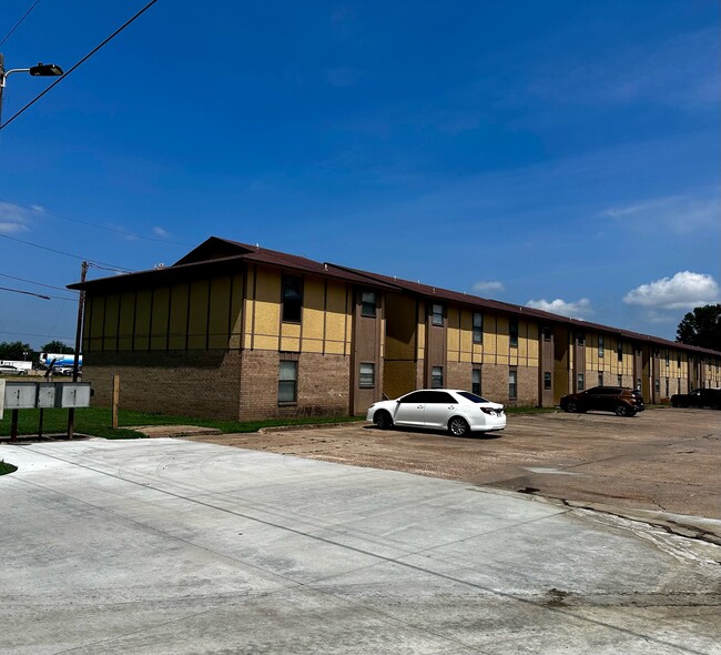 Mockingbird Place Apartments in Hooks, TX - Building Photo - Building Photo