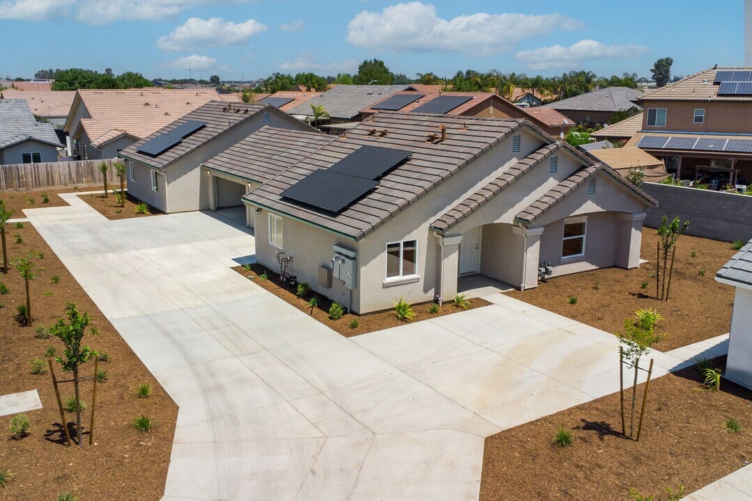 2538 Oakmont Cir in Tulare, CA - Building Photo