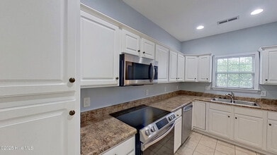 620 Elfin Ct in Winnabow, NC - Foto de edificio - Building Photo