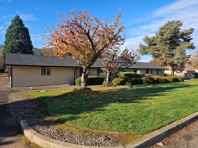 Saddle Butte Duplexes in Winchester, OR - Foto de edificio - Building Photo