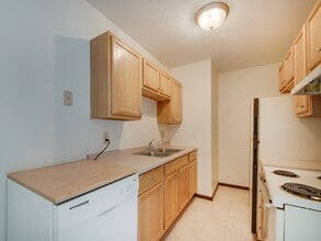 Pinehurst Apartments in White Bear Lake, MN - Foto de edificio - Building Photo