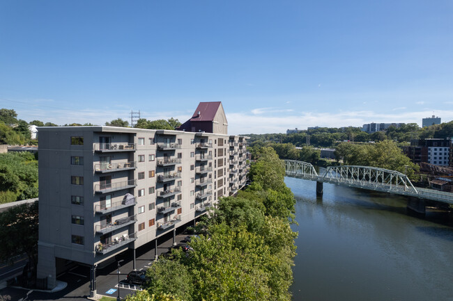 Bridge Five Condominiums in Philadelphia, PA - Foto de edificio - Building Photo