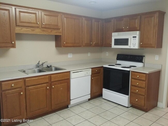 8608 Standing Oak Dr in Louisville, KY - Building Photo - Building Photo
