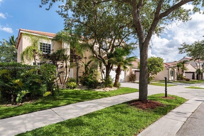 380 Cambridge Dr in Weston, FL - Building Photo - Building Photo
