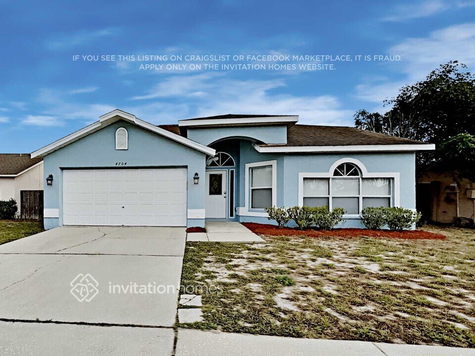 4704 Bloom Dr, Unit 322 in Plant City, FL - Building Photo