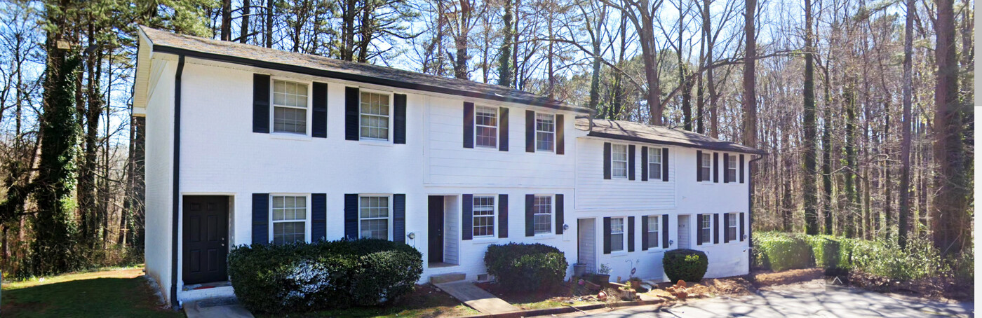 Creekview Court in Scottdale, GA - Building Photo