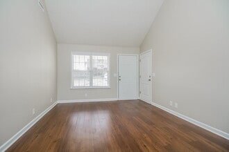 1012 7 Oaks Blvd in Smyrna, TN - Foto de edificio - Building Photo