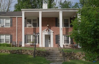 Beech Spring Village in Summit, NJ - Foto de edificio - Building Photo
