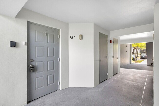 1011 Green Pine Blvd in West Palm Beach, FL - Building Photo - Building Photo