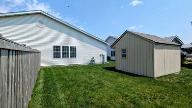 1643 Chestnut Dr in Crown Point, IN - Foto de edificio - Building Photo