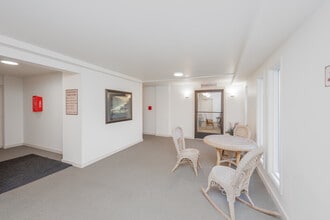 The Mauna Kea Apartments (Age-Restricted/55+) in Tukwila, WA - Building Photo - Lobby