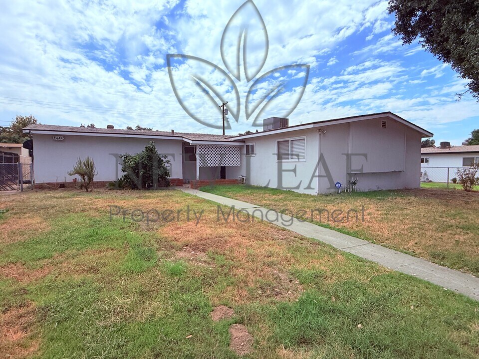 1444 E Colton Ave in Redlands, CA - Foto de edificio