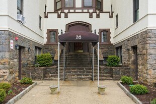 26 Pondfield Rd in Bronxville, NY - Building Photo