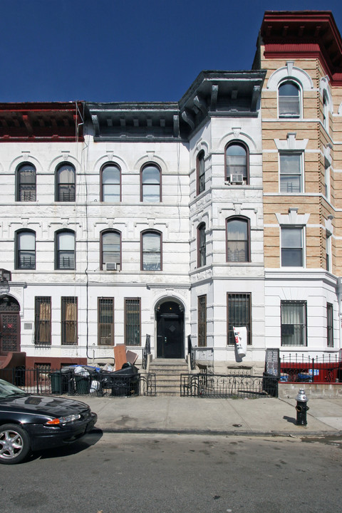 437 Jefferson Ave in Brooklyn, NY - Building Photo