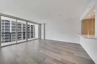 1756 N Bayshore Dr, Unit 17C in Miami, FL - Building Photo - Building Photo