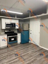 8135 Macomb St in Grosse Ile, MI - Building Photo - Building Photo