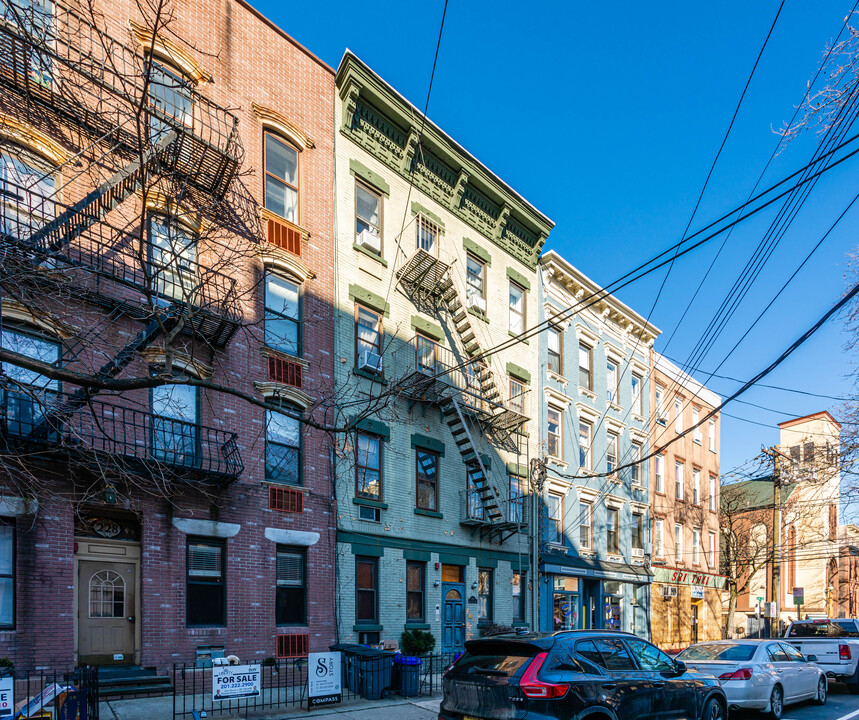 230 Bloomfield St in Hoboken, NJ - Building Photo