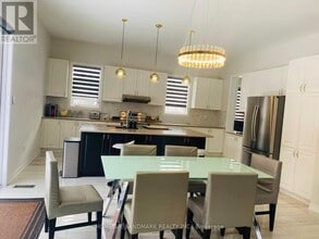 123 Mitchell Pl in Newmarket, ON - Building Photo - Building Photo