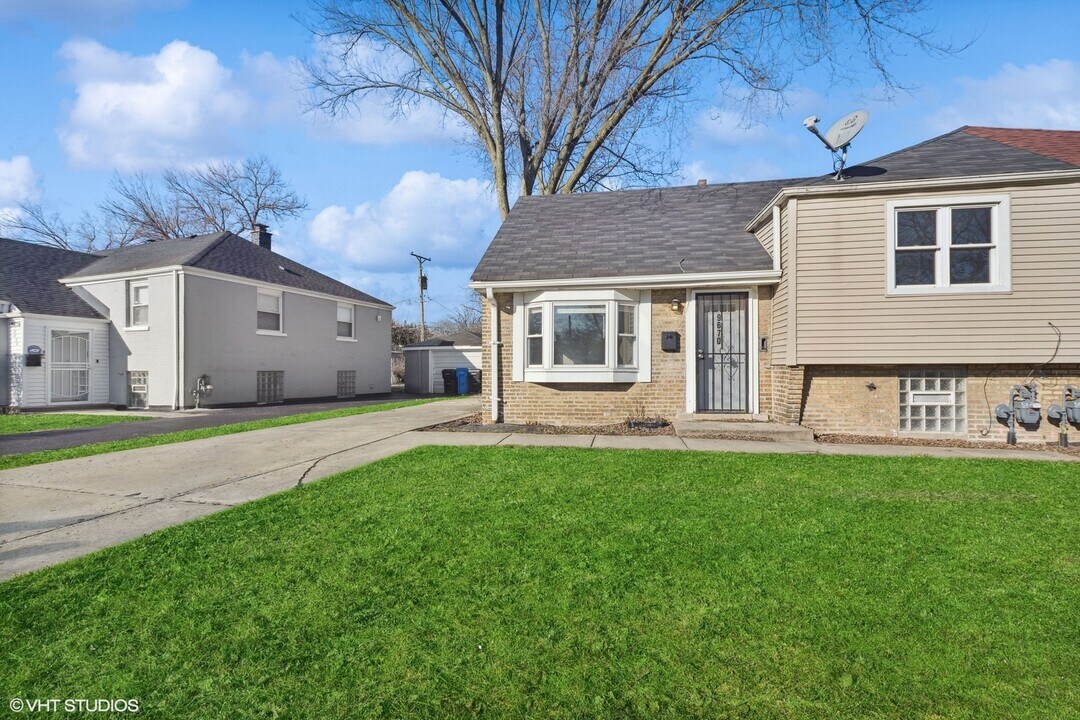 9670 S Oglesby Ave in Chicago, IL - Building Photo