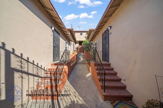 249-251 W. Pomona Blvd. in Monterey Park, CA - Foto de edificio - Building Photo