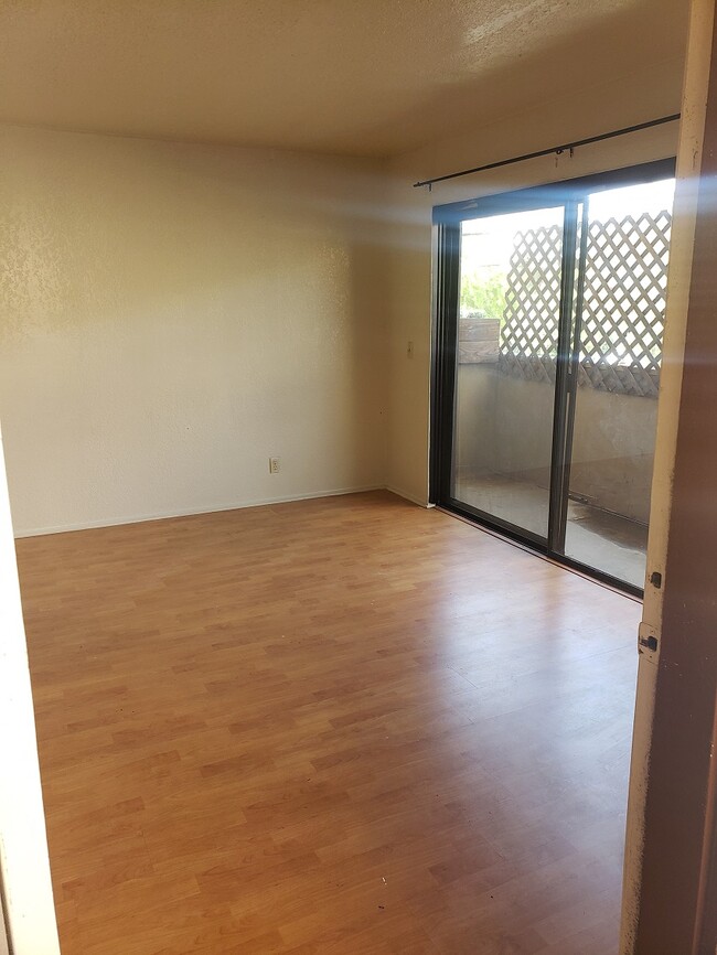 10220 Tujunga Canyon Blvd, Unit 305 in Los Angeles, CA - Building Photo - Building Photo