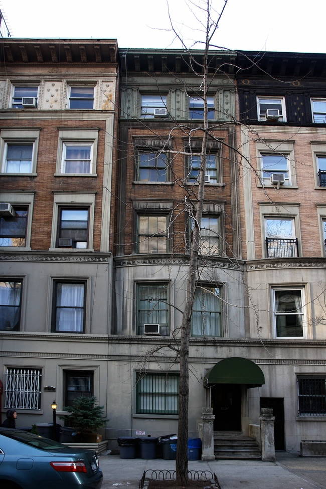 315 W 71st St in New York, NY - Building Photo - Building Photo