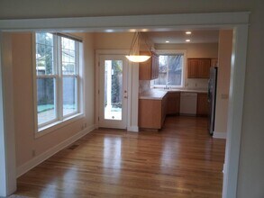 102 NW Fall Run Dr in Grants Pass, OR - Building Photo - Building Photo