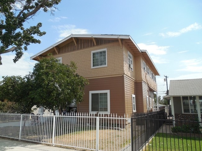 828 Hawthorne Pl in Pomona, CA - Foto de edificio - Building Photo