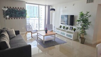 1 SE 12th St, Unit SI FL18-ID1022221P in Miami, FL - Building Photo