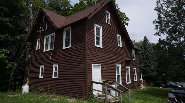 15 Brown St in Livingston Manor, NY - Foto de edificio - Building Photo