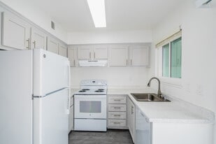 Courtyard Cottages in Sacramento, CA - Building Photo