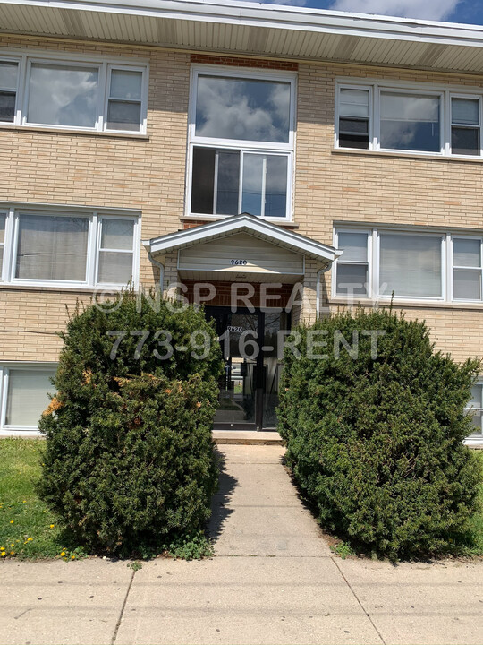 9610 Ivanhoe Ave, Unit 2 in Schiller Park, IL - Building Photo