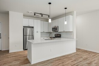 Residence at Gateway Village in Denison, TX - Foto de edificio - Interior Photo