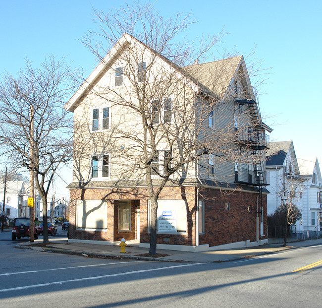 11 Pine St in Pawtucket, RI - Building Photo - Building Photo