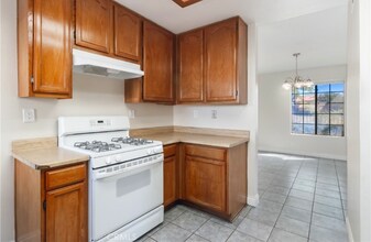 2260 E Ave Q4 in Palmdale, CA - Foto de edificio - Building Photo