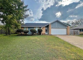 2414 Clearhaven Ct in Arlington, TX - Building Photo