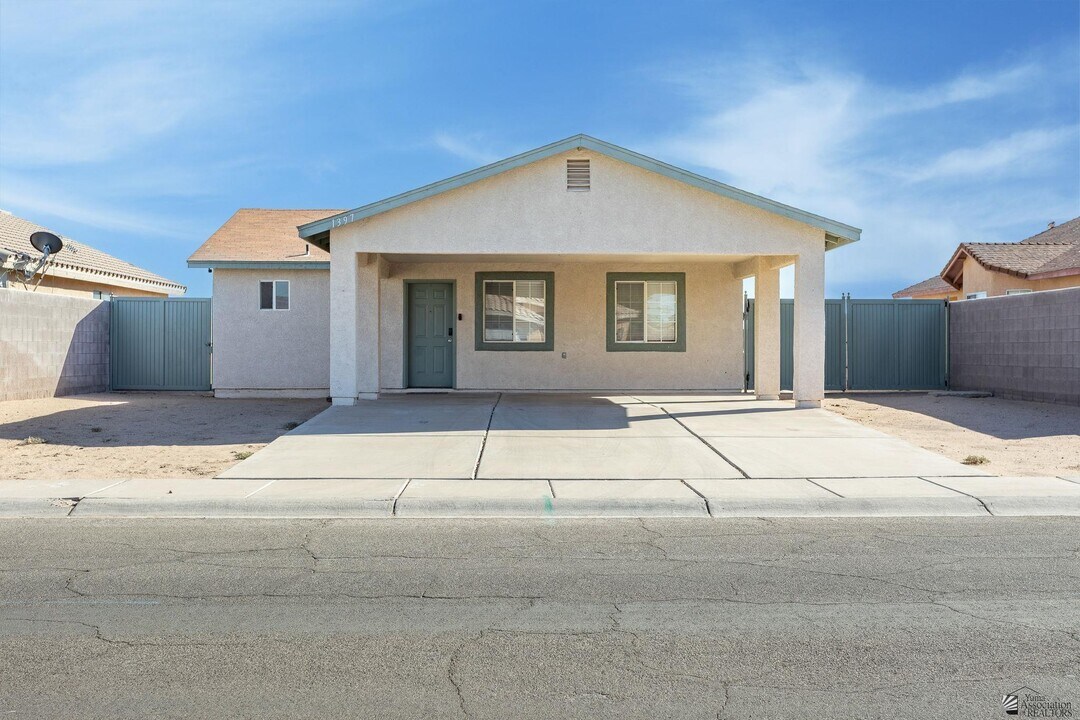1397 E San Francisco St in San Luis, AZ - Building Photo