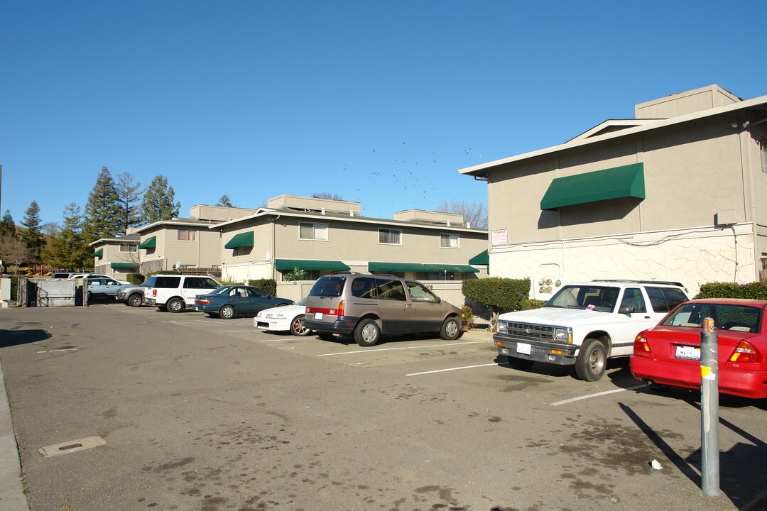 106-124 Holly Ln in Vacaville, CA - Foto de edificio